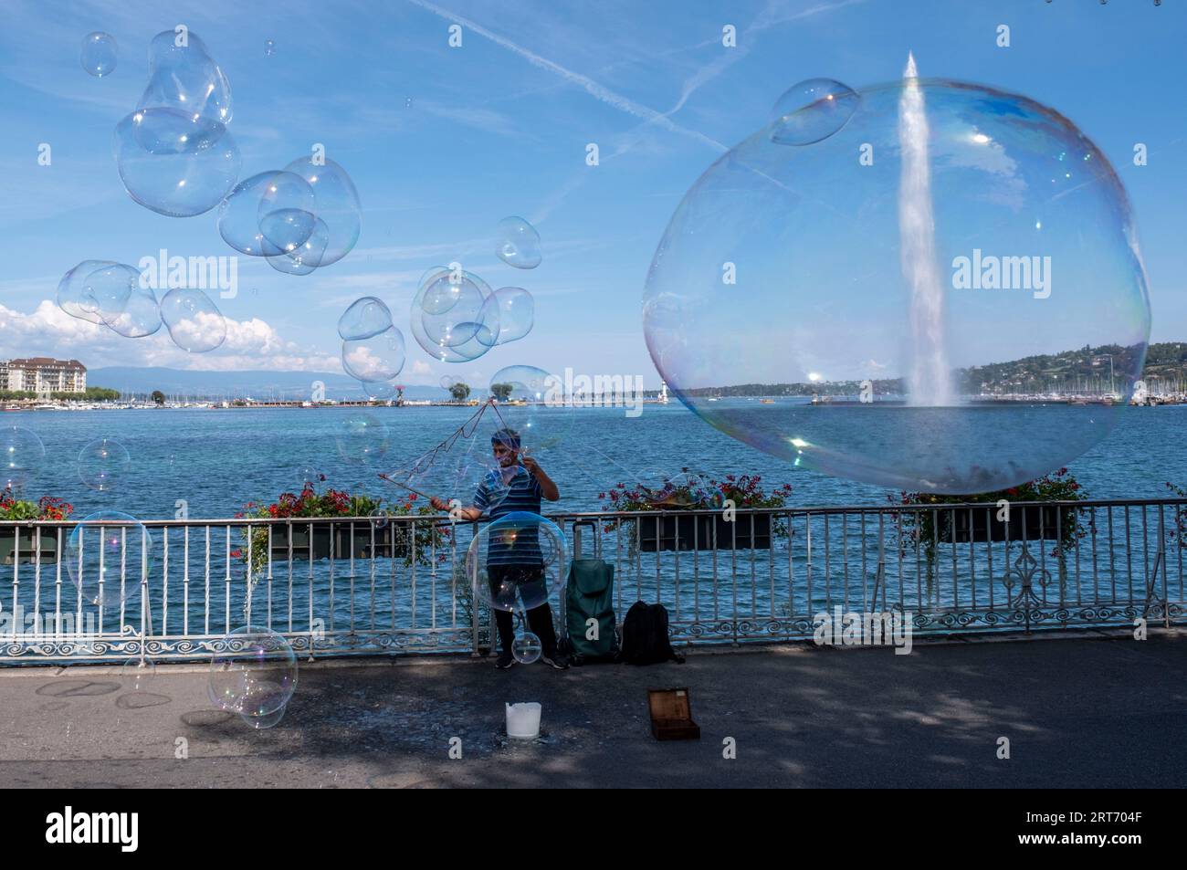 Attrazione delle bolle di sapone, sulle rive del lago di Ginevra, centro di Ginevra, Svizzera. Foto Stock
