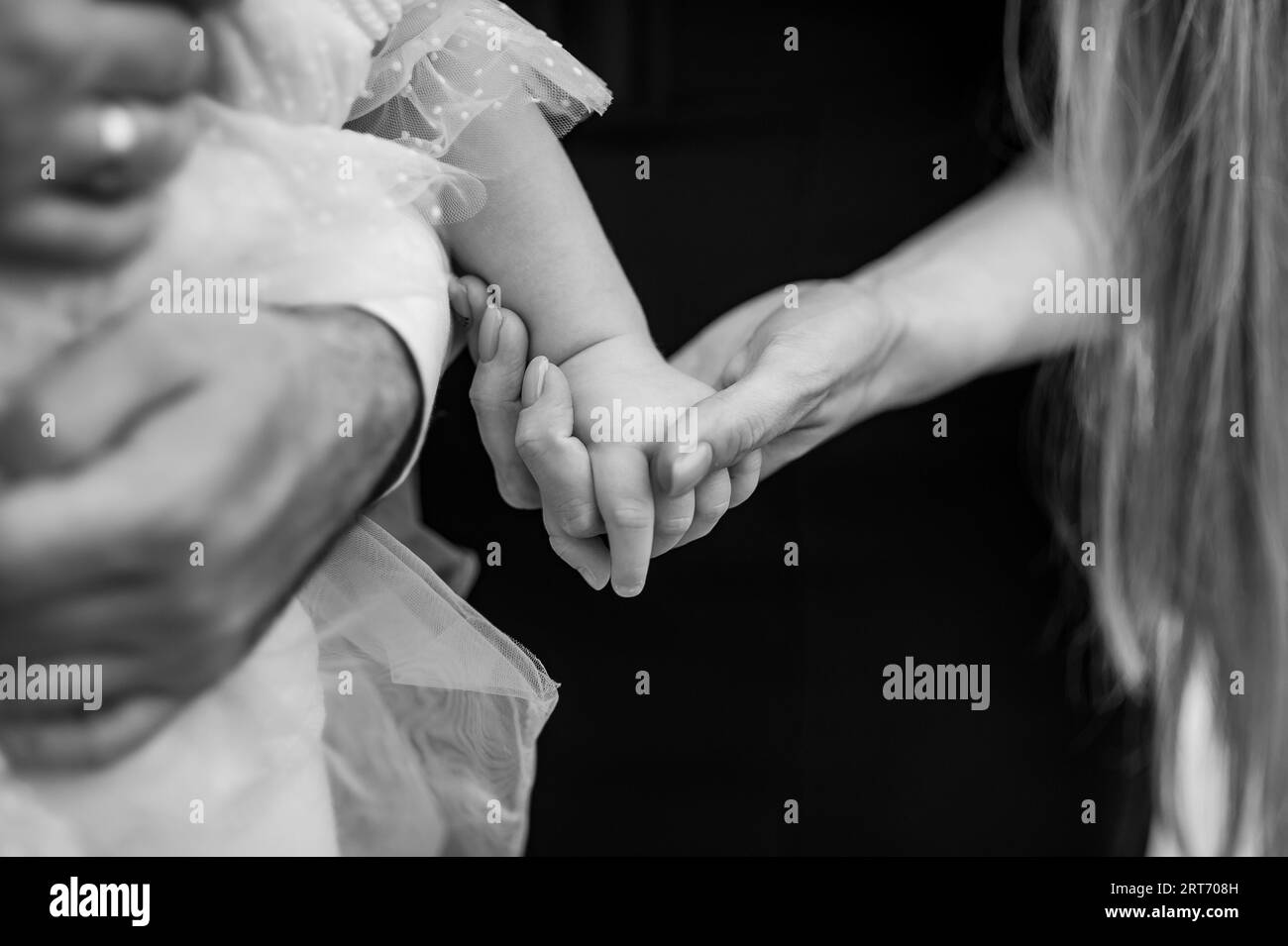Una donna tiene la mano di un bambino. Le mani di una ragazza e di un bambino Foto Stock