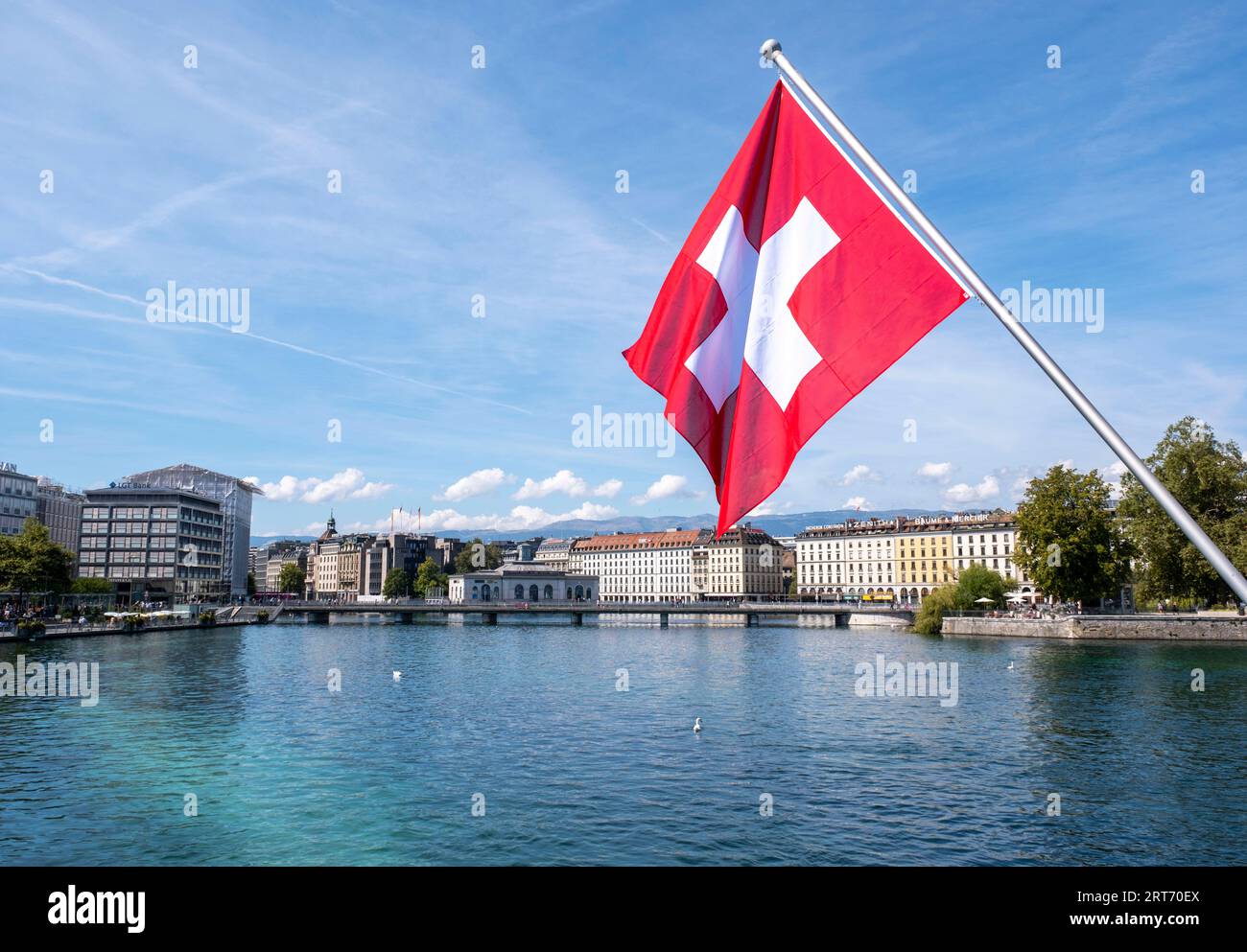 La bandiera svizzera è appesa al Pont du Mont-Blanc, nel centro di Ginevra, in Svizzera Foto Stock