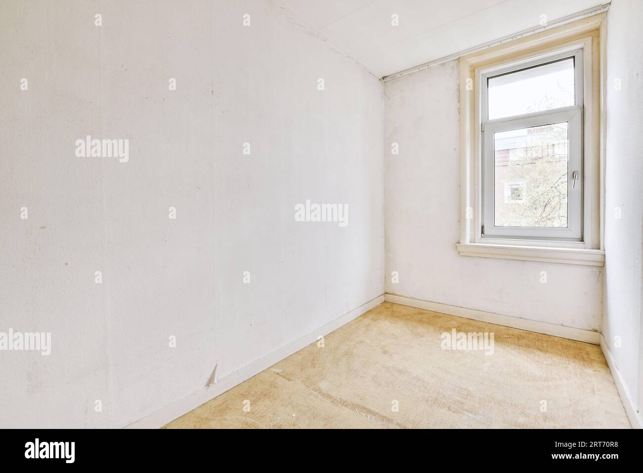 Finestra di plastica e parete bianca in una stanza vuota della luce a casa Foto Stock