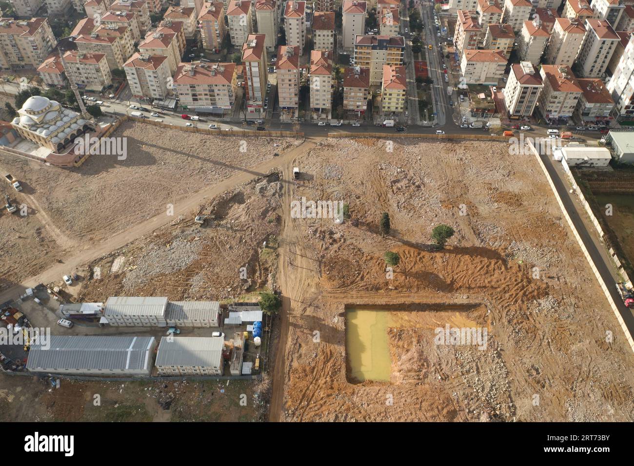 vista aerea di un cantiere edile, torre in costruzione. colpo di drone di un cantiere Foto Stock