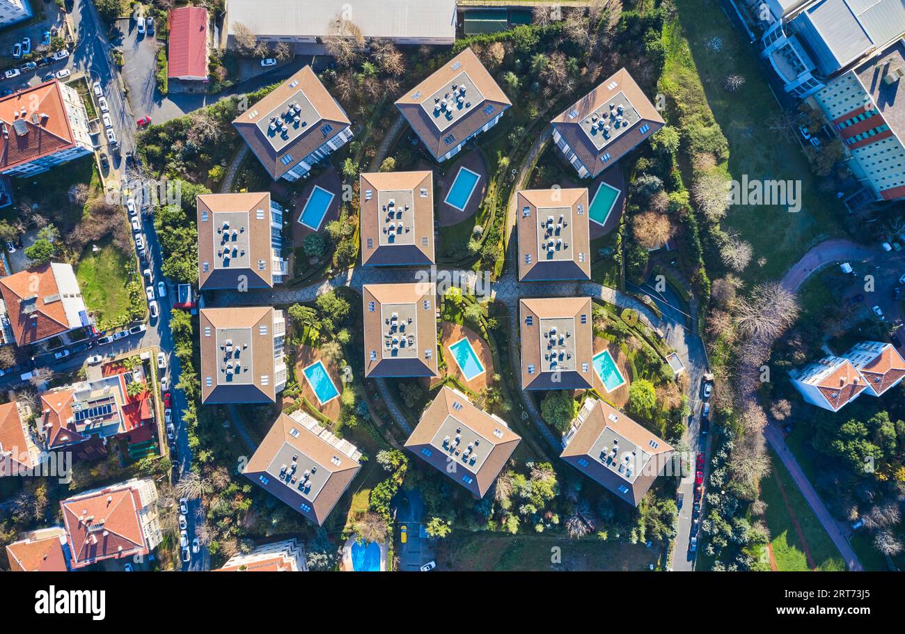 Colpo di drone di alloggi pubblici. edificio residenziale con piscine dall'alto. foto con droni di una bella città moderna che abbiamo in programma case di lusso Foto Stock