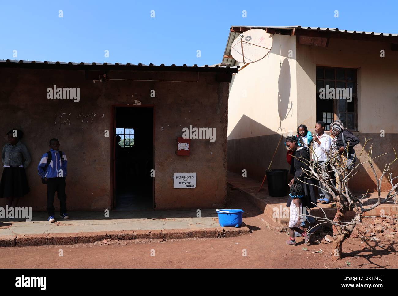 (230911) -- MAPUTO, 11 settembre 2023 (Xinhua) -- gli studenti riposano davanti a un'aula dotata di antenna ricevente televisiva satellitare con aiuto cinese in una scuola nel villaggio di Goba, provincia di Maputo, Mozambico, il 26 luglio 2023. Il governo del Mozambico ha annunciato nel maggio 2020 il completamento di un progetto per portare il segnale televisivo digitale satellitare a 1.000 villaggi del paese, che ha beneficiato oltre 20.000 famiglie. Il progetto, che copre tutte le dieci province e la capitale del Mozambico, è stato cofinanziato dalla Cina e implementato dalla società cinese di elettronica e media StarTimes. Foto Stock
