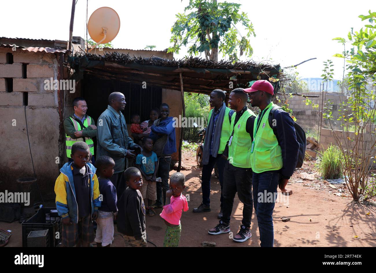(230911) -- MAPUTO, 11 settembre 2023 (Xinhua) -- Nunes Guardagea (2nd R) e i suoi colleghi comunicano con gli abitanti del villaggio che utilizzano dispositivi televisivi satellitari assistiti dalla Cina nel villaggio di Goba, provincia di Maputo, Mozambico, 26 luglio 2023. Il governo del Mozambico ha annunciato nel maggio 2020 il completamento di un progetto per portare il segnale televisivo digitale satellitare a 1.000 villaggi del paese, che ha beneficiato oltre 20.000 famiglie. Il progetto, che copre tutte le dieci province e la capitale del Mozambico, è stato cofinanziato dalla Cina e implementato dalla società cinese di elettronica e media StarTimes Foto Stock