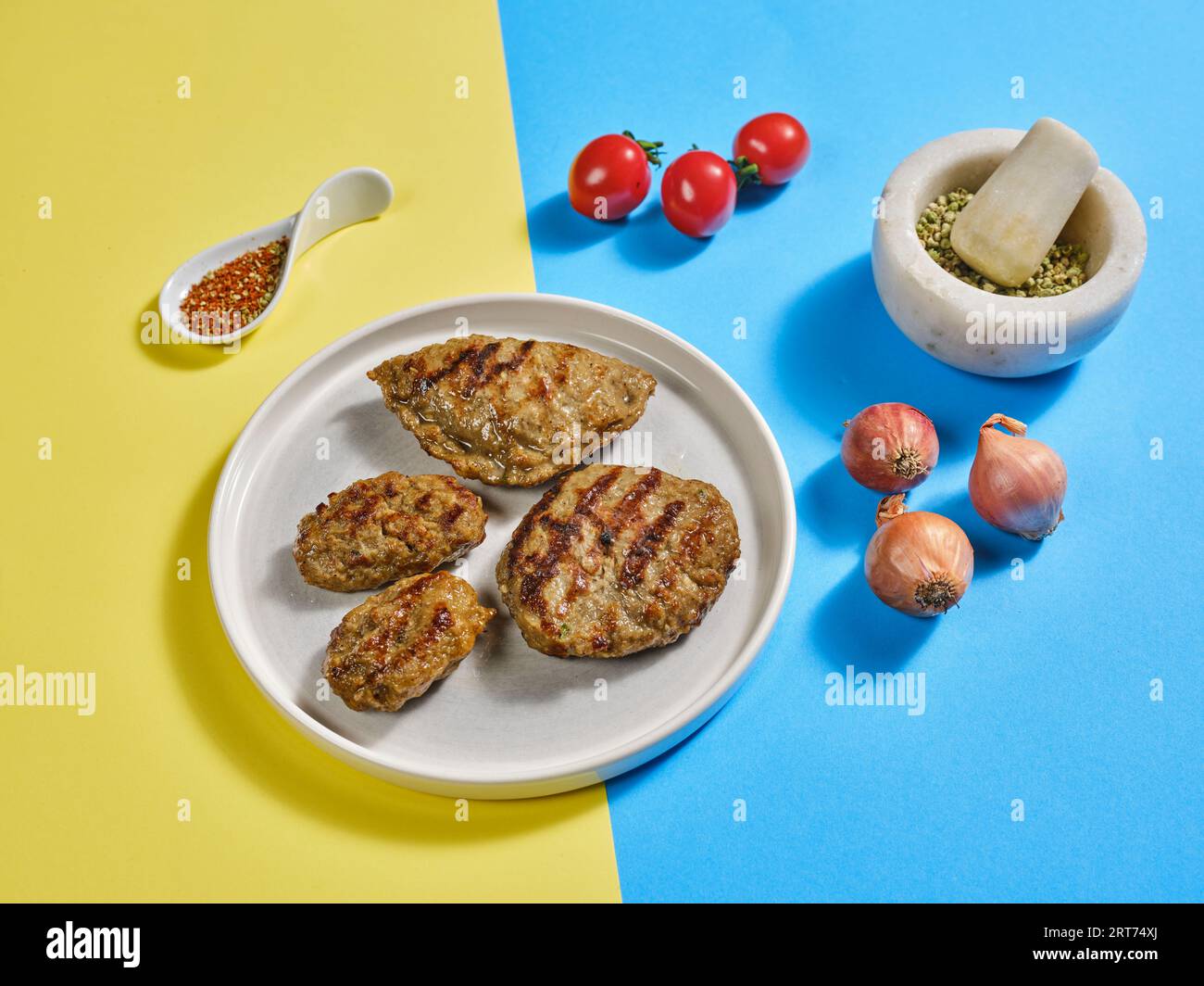 Cucina turca su sfondo colorato. con contorni. dolma, sarma, kofte. yougert turco Foto Stock