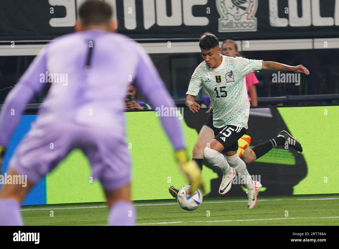 Arlington, Texas, Stati Uniti: Carlos Antuna (MX) in azione durante la partita di calcio internazionale tra Messico e Australia giocata all'AT&T Stadium sabato 9 settembre 2023. (Foto di Javier Vicencio / Eyepix Group/Sipa USA) Foto Stock