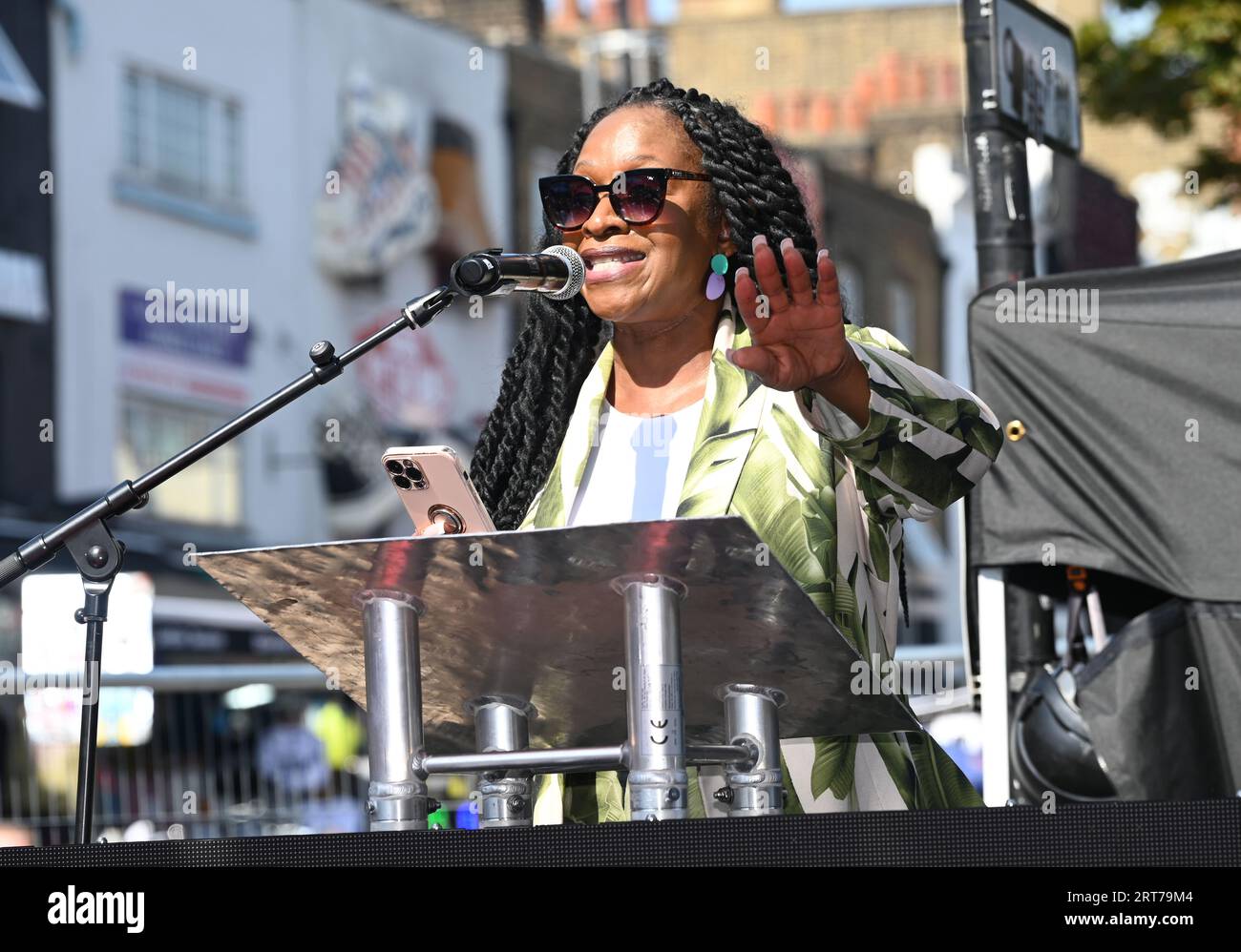 Camden Town, Londra, Regno Unito. 9 settembre 2023. Il relatore Angel Greaves ringrazia la leggenda Shalamar, The Music Walk of Fame - Camden Music Festival, Londra, Regno Unito. Credito: Vedere li/Picture Capital/Alamy Live News Foto Stock