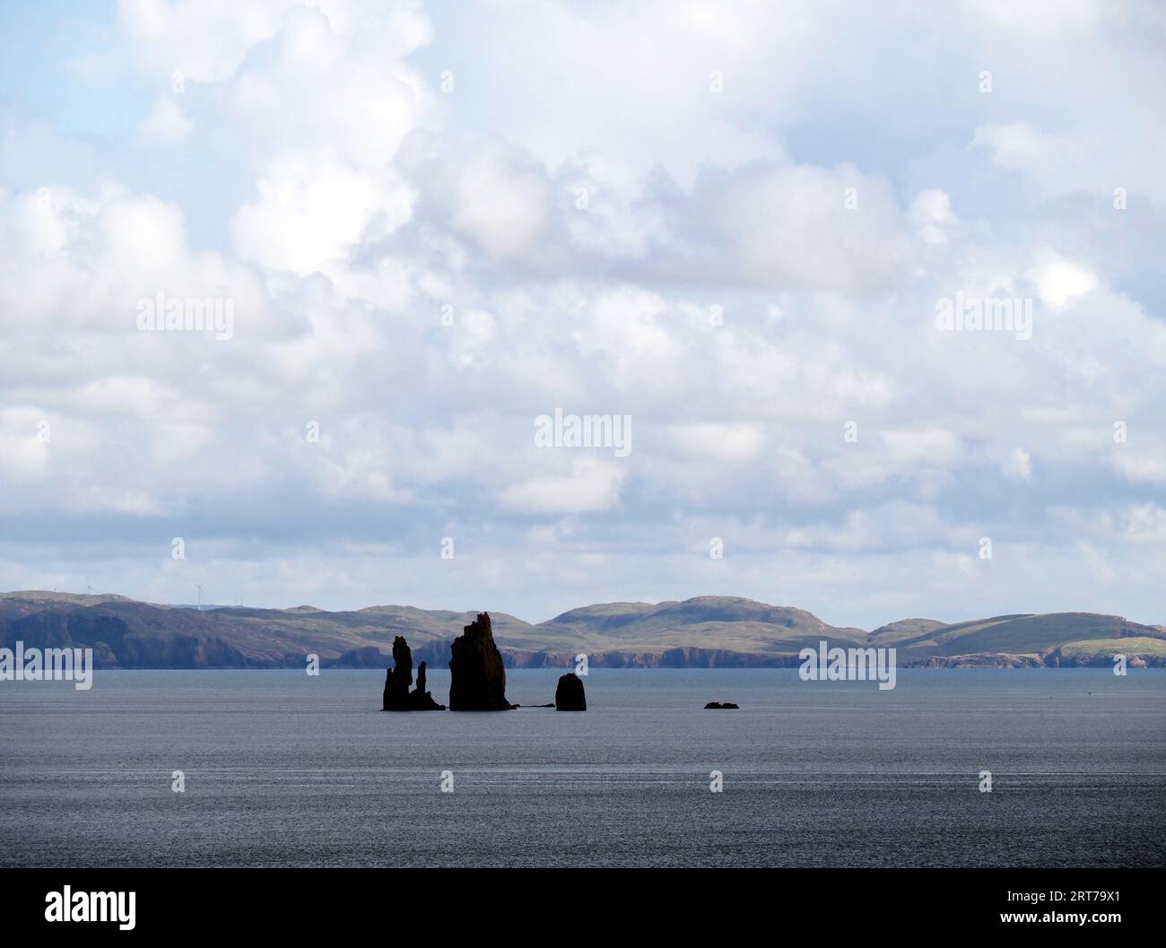 Gli stack marini dei Drongs, la baia di Braewick, le Shetland, la Scozia Foto Stock