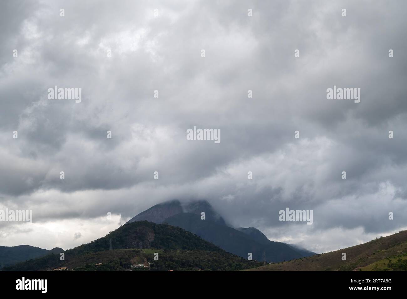 Grande spazio per le copie del cielo, costituito da nuvole che si affacciano su una montagna a Itaipava, Petropolis, Rio de Janeiro, Brasile Foto Stock