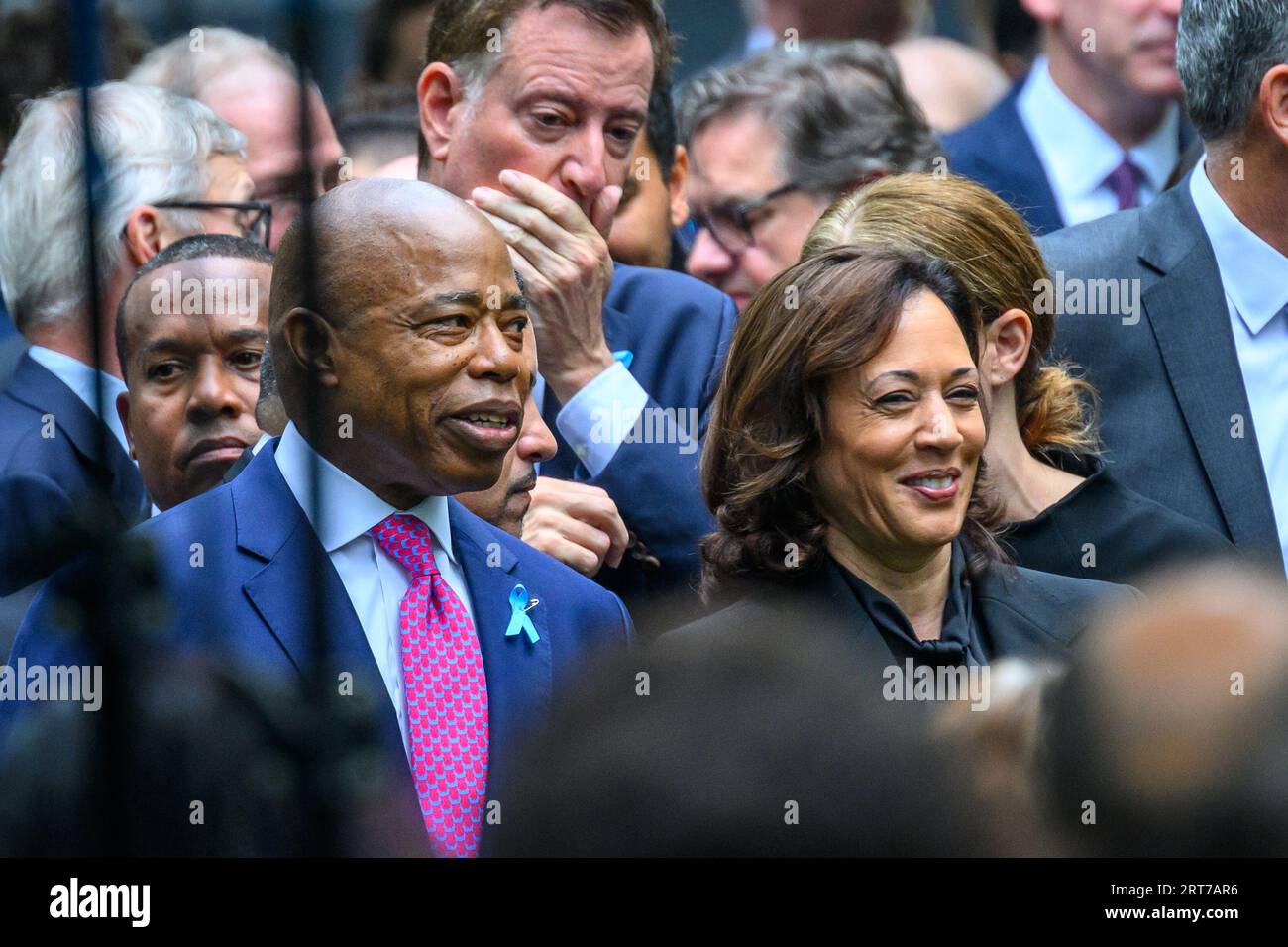 New York, USA. 11 settembre 2023. (L-R): Il sindaco di New York Eric Adams, l'ex sindaco di New York Bill de Blasio e il vicepresidente degli Stati Uniti Kamala Harris al National September 11 Memorial nel centro di Manhattan durante le cerimonie di commemorazione del 22° anniversario degli attentati dell'11 settembre. Crediti: Enrique Shore/Alamy Live News Foto Stock