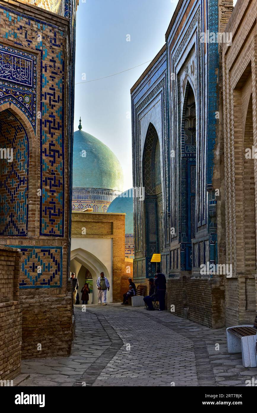 Shah-i-Zinda, un grande complesso di necropoli ornato con piastrelle colorate che formano motivi geometrici tipici dell'architettura musulmana Foto Stock