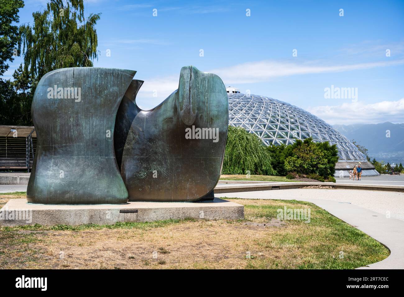 "Knife Edge Two Piece 1962-65", una scultura in bronzo astratta di Henry Moore installata al Queen Elizabeth Park, Vancouver, British Columbia, Canada. Foto Stock