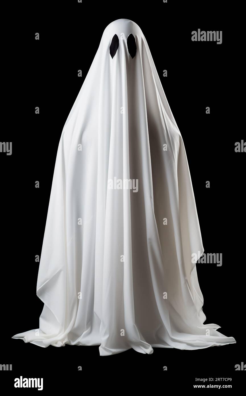 Costume fantasma realizzato con un foglio bianco su sfondo nero. Vestito da festa di Halloween. Foto Stock