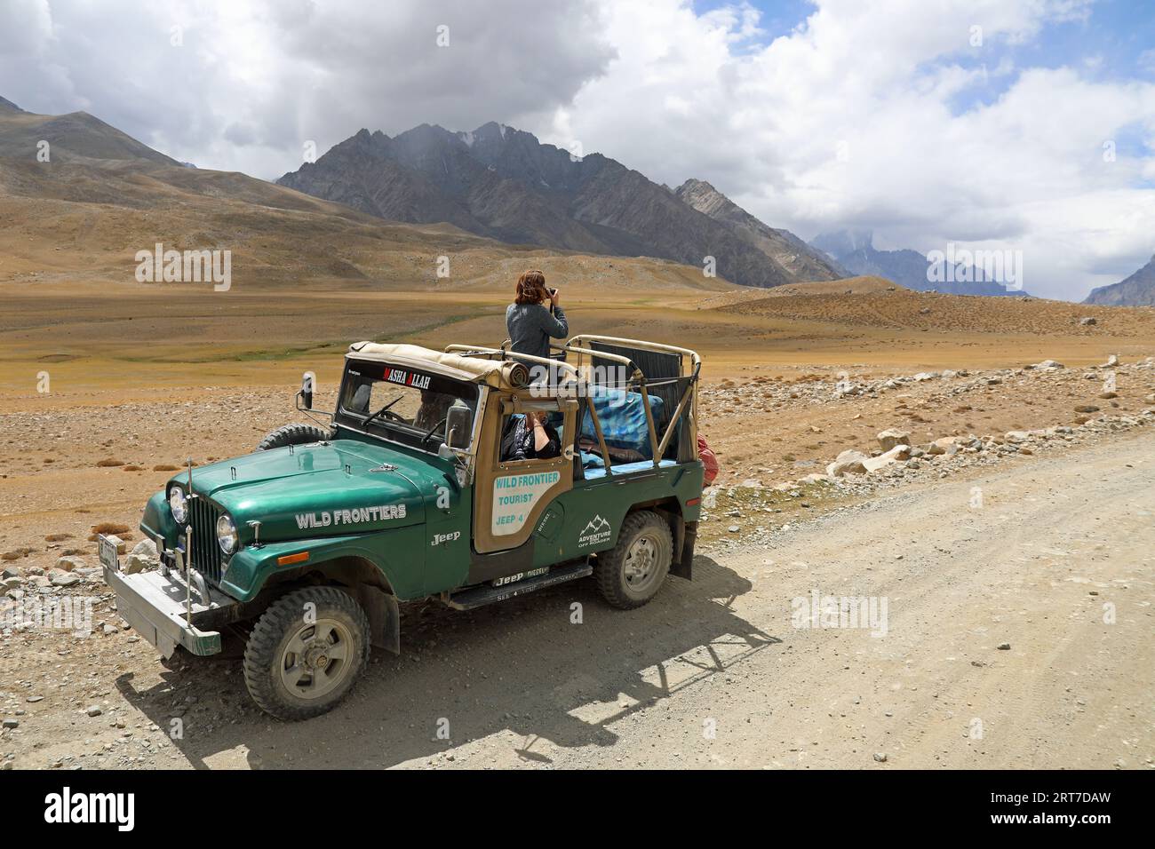 Turisti al remoto passo Shandur a Gilgit, Baltistan Foto Stock