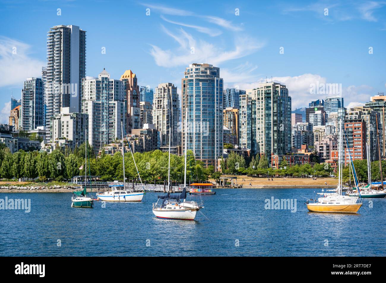 Vista dello skyline di Vancouver attraverso False Creek, vista da Charleson Park, Vancouver, British Columbia, Canada. Foto Stock