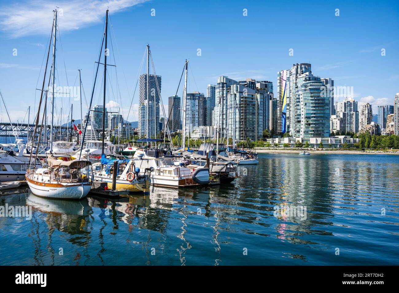 Spruce Harbour Marina e lo skyline del centro di Vancouver, False Creek, Vancouver, British Columbia, Canada. Foto Stock
