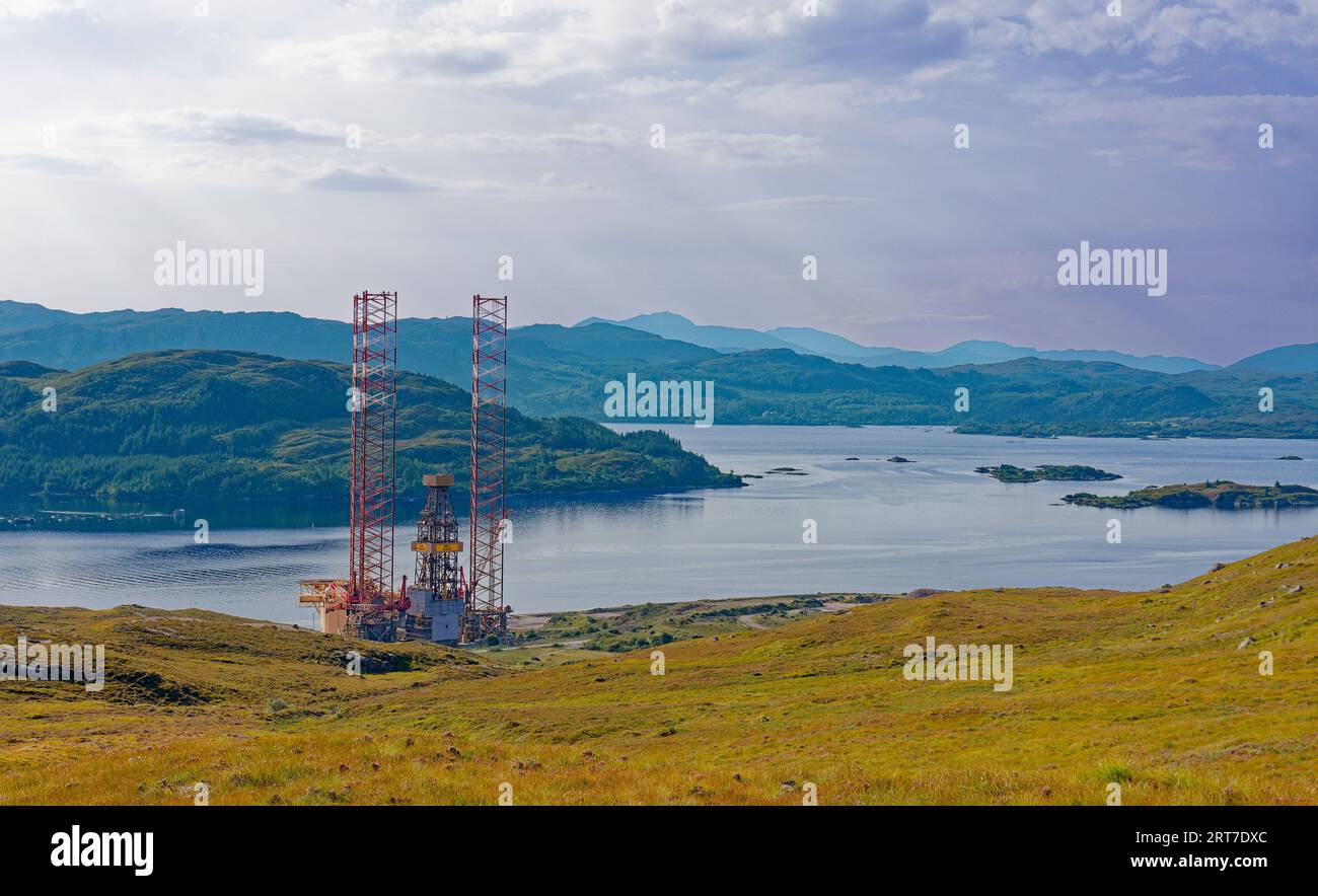 Porto di Kishorn e bacino di carenaggio della Scozia, ampia vista su una collina fino al lago e su una costruzione di un carro di perforazione Foto Stock