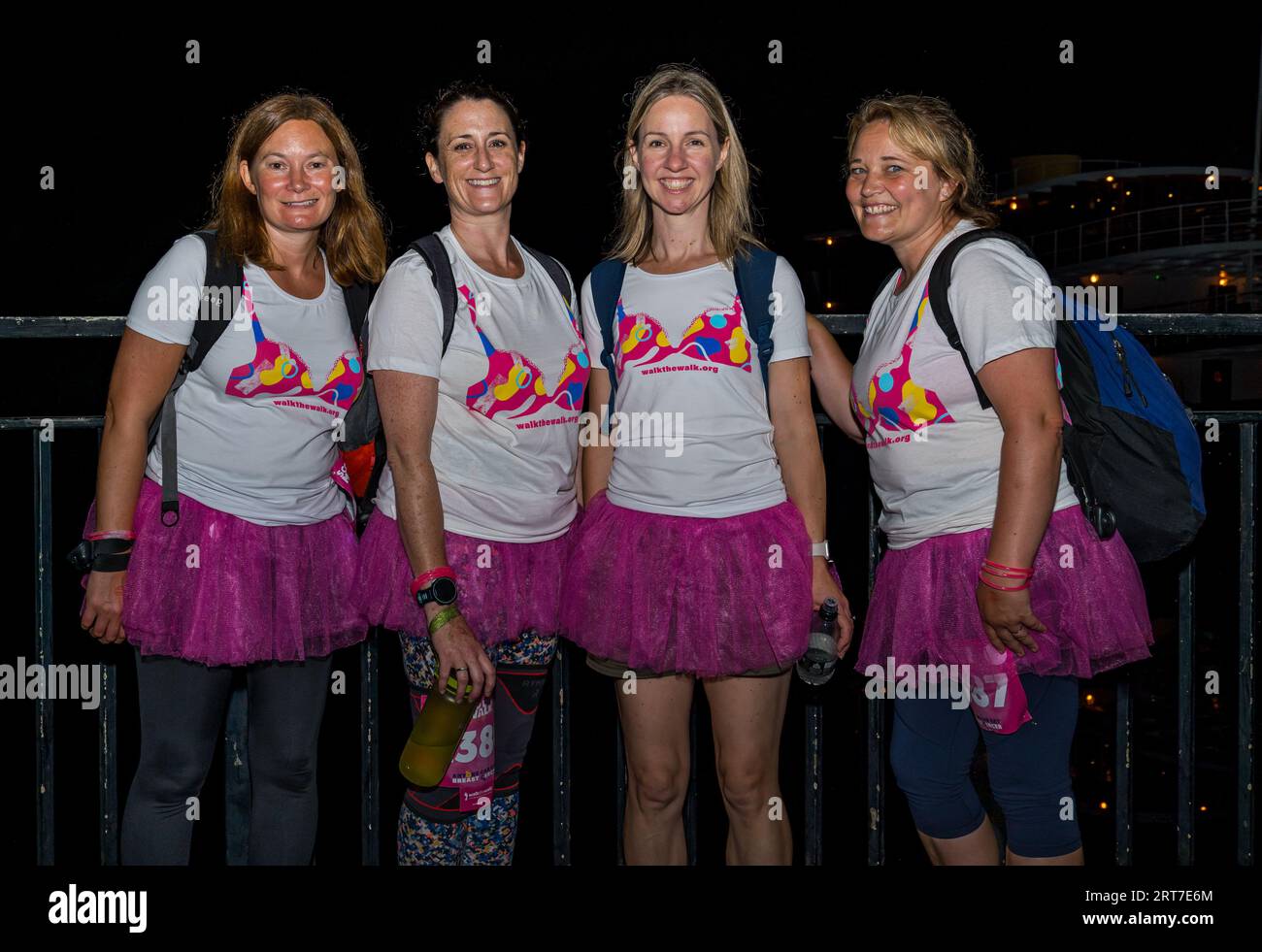 Un gruppo di quattro donne prende parte alla passeggiata lunare di Edimburgo, fermandosi per una foto a Leith sulla rotta della maratona, Scozia, Regno Unito Foto Stock