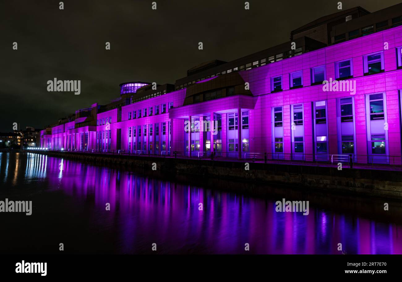 L'edificio del goveernment scozzese Victoria Quay si è illuminato di rosa di notte per Edinburgh Moonwalk, Scozia, Regno Unito Foto Stock