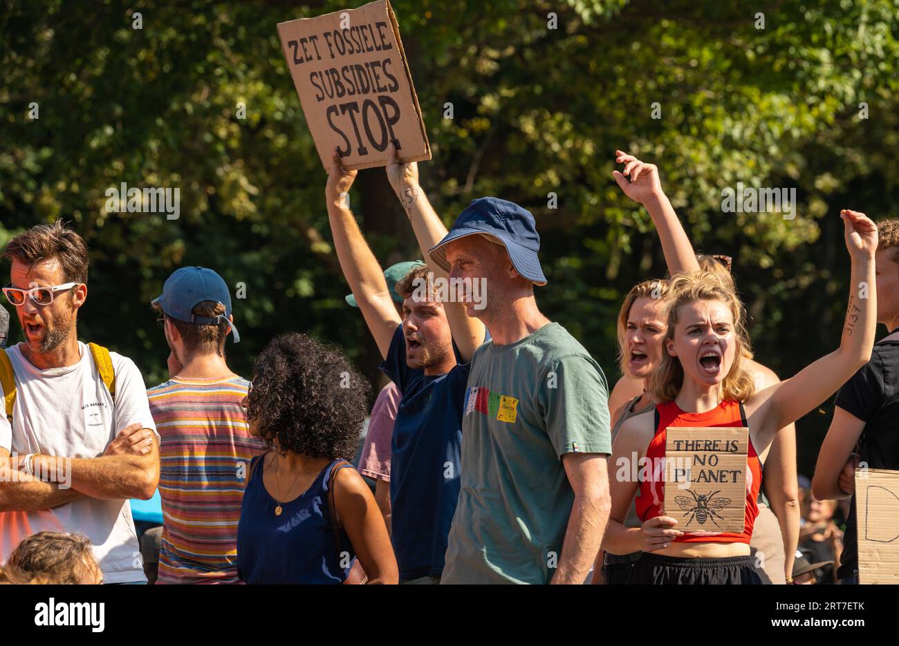 L'Aia, Paesi Bassi, 09.09.2023, attivisti per il clima con striscioni che bloccano l'autostrada A12 durante un'azione di protesta contro i sussidi per i combustibili fossili Foto Stock