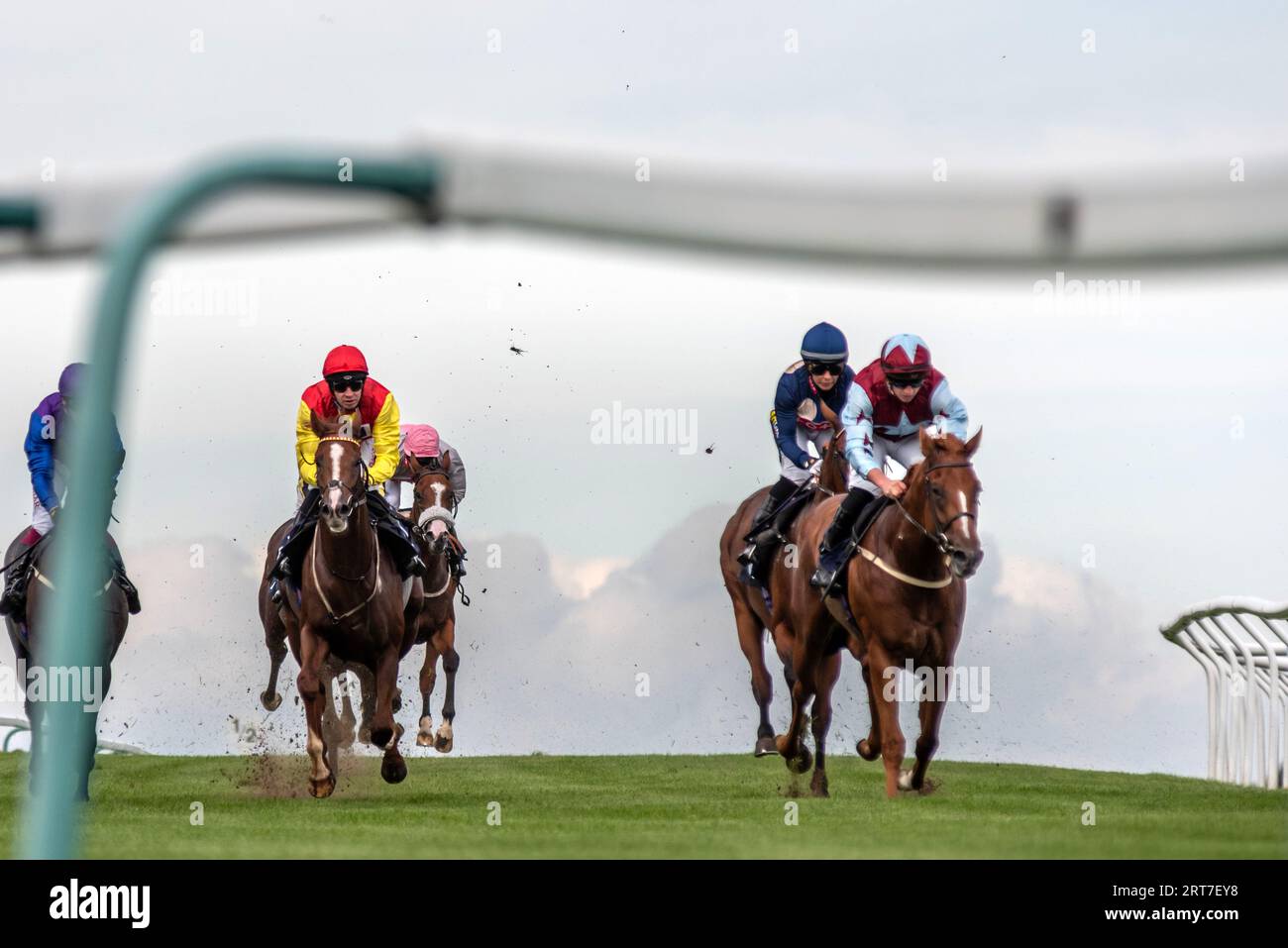 Brighton, 11 settembre 2023: La gara del 14,55, vinta da Miguel (all'estrema destra, claret e colori blu) credito: Andrew Hasson/Alamy Live News Foto Stock