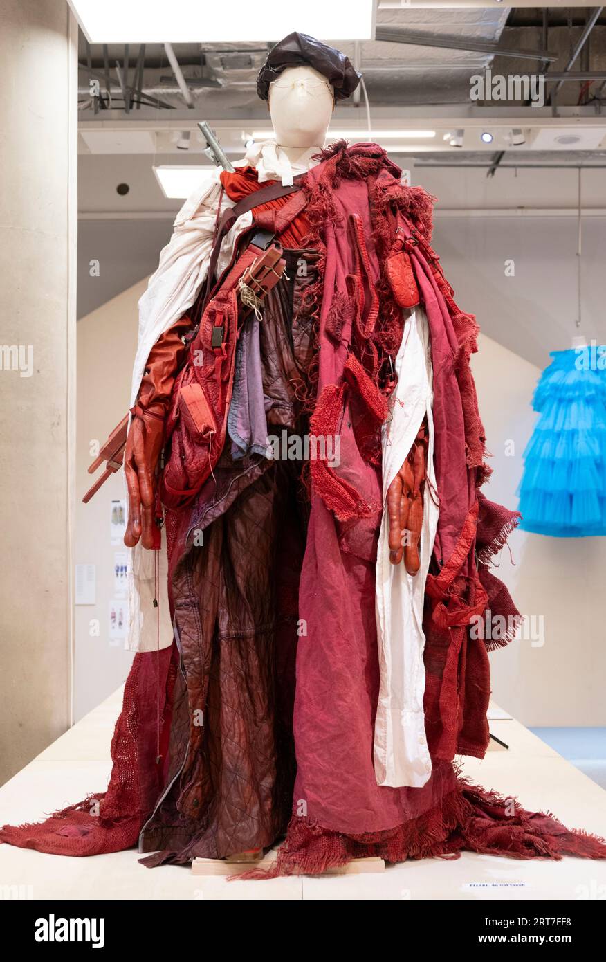 The Design Museum, Londra, Regno Unito. 11 settembre 2023. Rebel: 30 anni di Londra Fashion. Una collaborazione storica con il British Fashion Council, questa mostra, curata da BFC Ambassador for Emerging Talent Sarah Mower MBE, celebra i 30 anni di NEWGEN, la mostra si svolgerà dal 16 settembre 2023-11 febbraio 2024. Immagine: Mostra di laurea alla scuola d'arte University of Westminster, The Boy You Stole, 2018, di Paolo Carzana. Crediti: Malcolm Park/Alamy Live News. Foto Stock