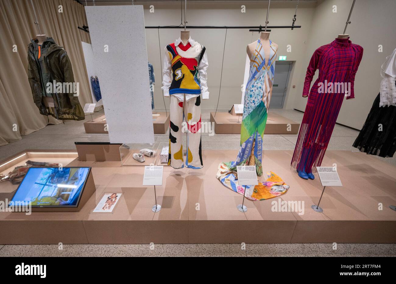 The Design Museum, Londra, Regno Unito. 11 settembre 2023. Rebel: 30 anni di Londra Fashion. Una collaborazione storica con il British Fashion Council, questa mostra, curata da BFC Ambassador for Emerging Talent Sarah Mower MBE, celebra i 30 anni di NEWGEN, la mostra si svolgerà dal 16 settembre 2023-11 febbraio 2024. Crediti: Malcolm Park/Alamy Live News. Foto Stock