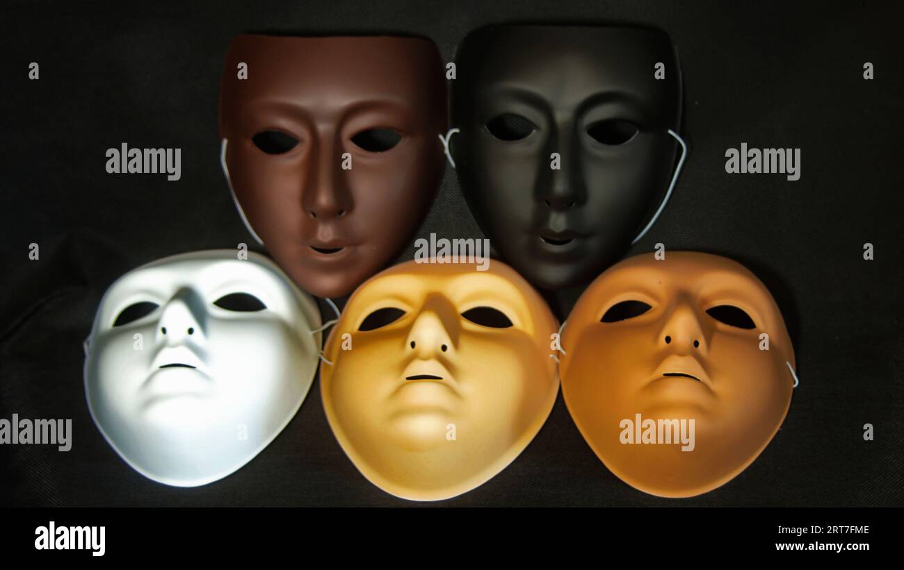 Anti-Rassismus - Farbige Masken simboleggia persone di colore Foto Stock