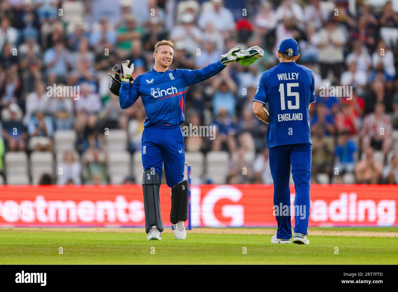 SOUTHAMPTON, REGNO UNITO. 10 settembre 2023. Jos Buttler of England (Capt.) (a sinistra) durante England Men contro New Zealand - Metro Bank odi Series all'Ageas Bowl di domenica 10 settembre 2023 a SOUTHAMPTON IN INGHILTERRA. Crediti: Taka Wu/Alamy Live News Foto Stock