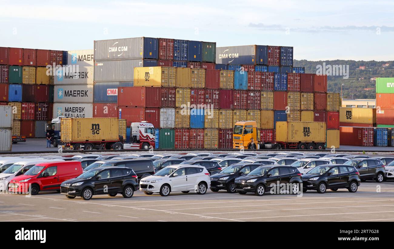 Capodistria, Slovenia - 14 ottobre 2014: Nuovi veicoli e container cargo al Terminal Port Transport Logistics di Capodistria, Slovenia. Foto Stock