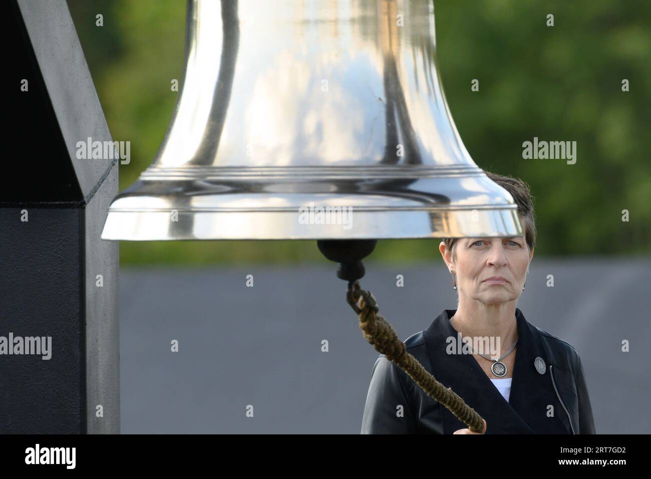 Shanksville, Stati Uniti. 11 settembre 2023. Jan Loney suona una delle due campane della memoria al Flight 93 National Memorial durante la 22a cerimonia commemorativa di lunedì 11 settembre 2023 nei pressi di Shanksville, Pennsylvania . Foto di Archie Carpenter/UPI credito: UPI/Alamy Live News Foto Stock