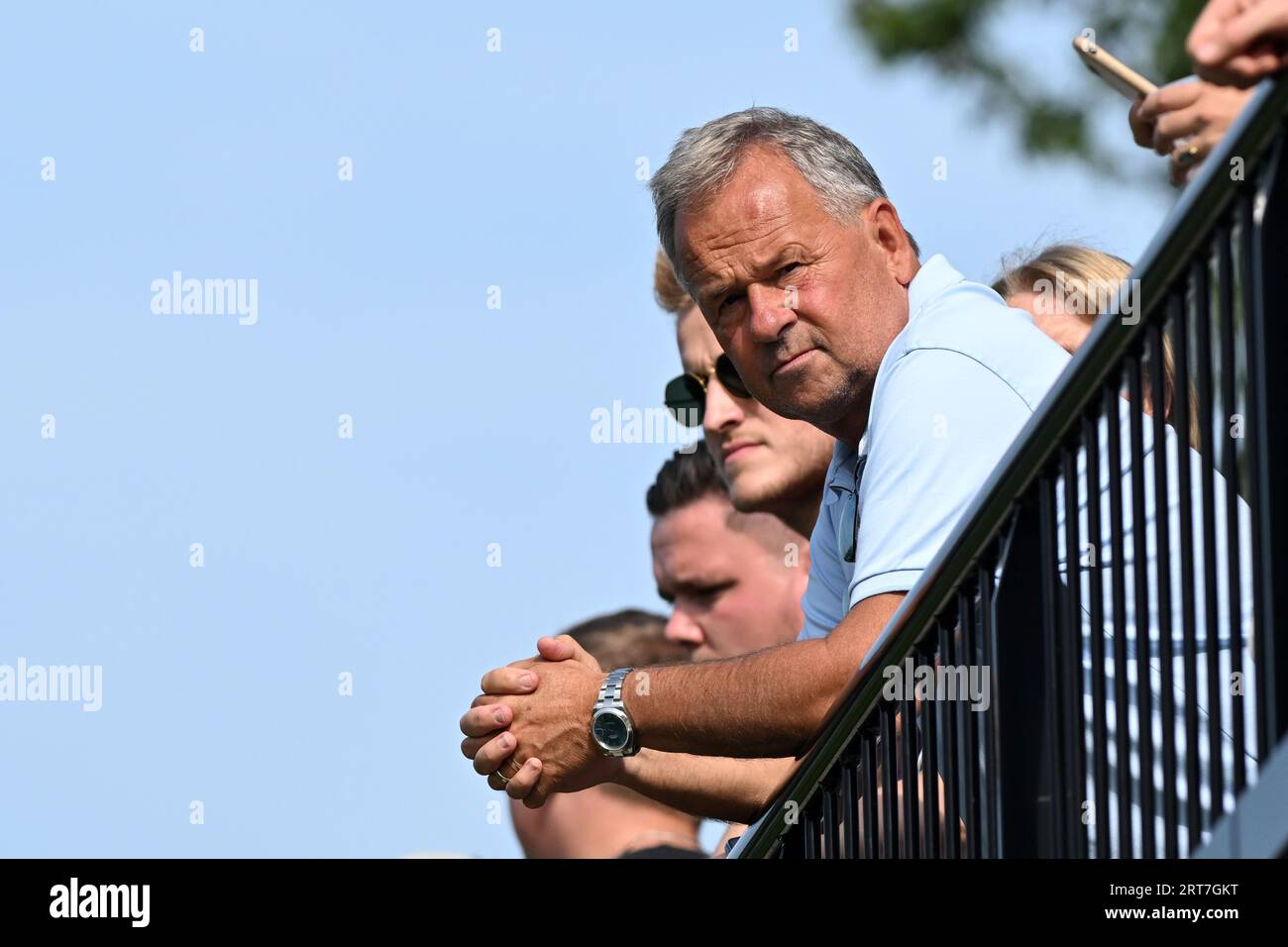 UTRECHT - l'ambasciatore dell'FC Utrecht Gert Kruys guarda il nuovo allenatore Ron Jans durante l'allenamento dell'FC Utrecht al Topsportcentrum Overvecht il 10 settembre 2023 a Utrecht, nei Paesi Bassi. ANP GERRIT VAN COLOGNE Foto Stock