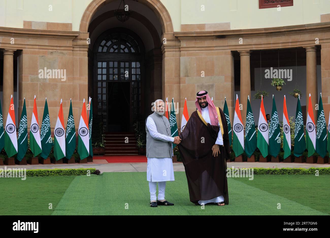 Nuova Delhi, India. 11 settembre 2023. Il primo ministro indiano Narendra modi e il principe ereditario dell'Arabia Saudita e il primo ministro Mohammed bin Salman bin Abdulaziz al Sa'ud si stringono la mano prima del loro incontro bilaterale alla casa di Hyderabad. (Foto di Naveen Sharma/SOPA Images/Sipa USA) credito: SIPA USA/Alamy Live News Foto Stock