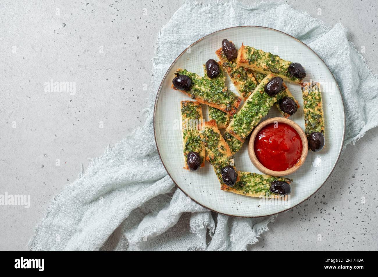 Cibo di Halloween. Pane tostato all'aglio con le dita della strega di Halloween con prezzemolo e aglio Foto Stock