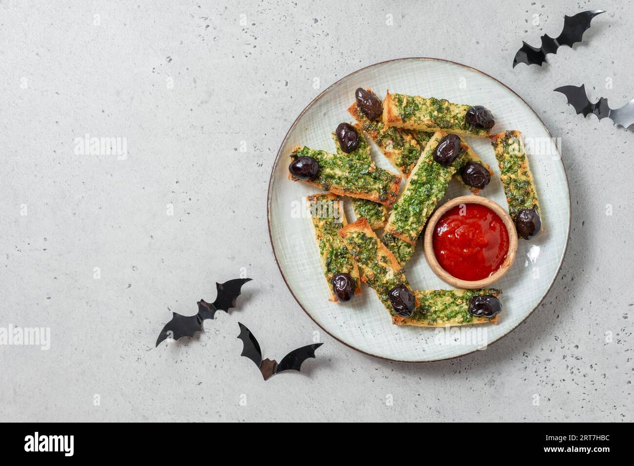 Cibo di Halloween. Pane tostato all'aglio con le dita della strega di Halloween con prezzemolo e aglio Foto Stock