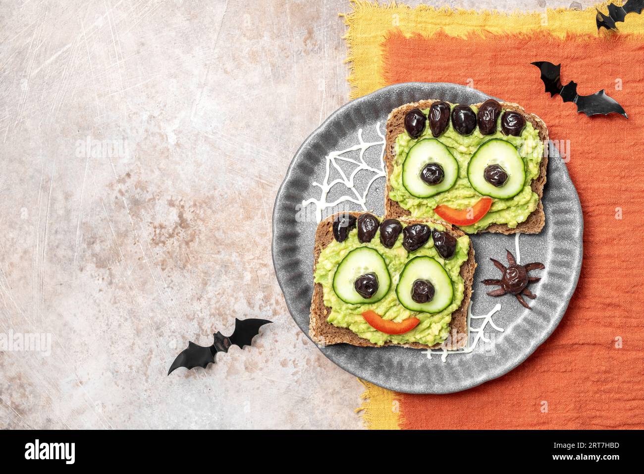 Brindisi con un mostro verde di avocado per Halloween Foto Stock