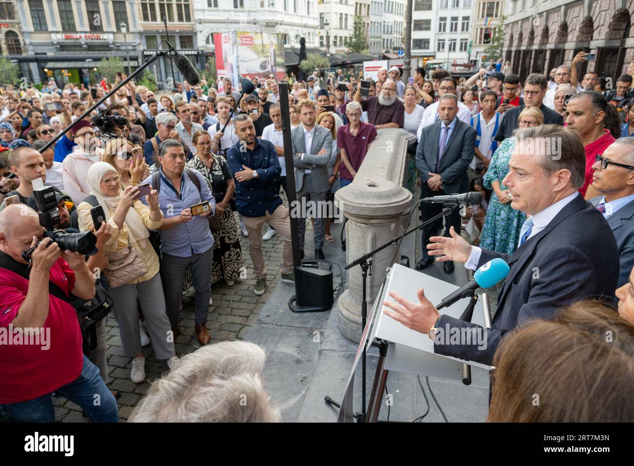 Anversa, Belgio. 11 settembre 2023. Il sindaco di Anversa Bart De Wever tiene un discorso durante una cerimonia commemorativa per le vittime del terremoto in Marocco, al Grote Markt, ad Anversa, lunedì 11 settembre 2023. Il terremoto che ha colpito il Marocco venerdì scorso ha ucciso almeno 2.122 persone e ne ha ferite più di 2.400. BELGA PHOTO JONAS ROOSENS Credit: Belga News Agency/Alamy Live News Foto Stock