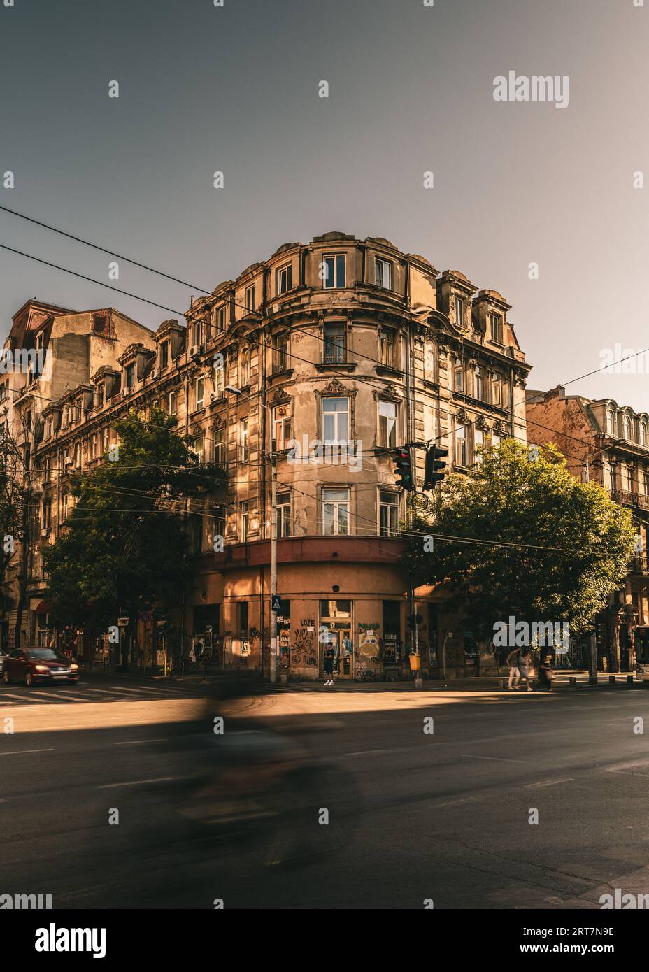 Lunga esposizione di una bicicletta per le strade di Bucarest, Romania Foto Stock