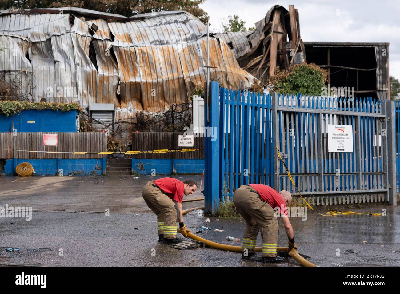 A seguito dell'incendio al Norris Waste Recycling Facility in Shakespeare Road a Lambeth SE24, i vigili del fuoco di Londra continuano a dowse Smoke, l'11 settembre 2001, nel sud di Londra, in Inghilterra. L'impianto è di proprietà della Norris Waste Management, un impianto di trasferimento dei rifiuti in cui è scoppiato un incendio alle 2 del mattino durante l'ondata di calore di giovedì 7 settembre. Deve ancora essere stabilito quali materiali hanno causato densi danni da fumo costringendo i residenti di Herne Hill e Brixton a chiudere le loro finestre. Foto Stock