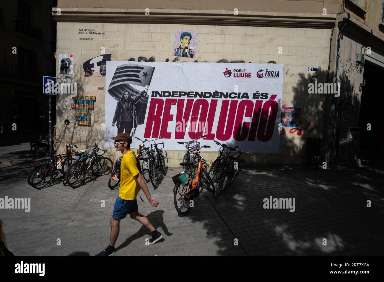 Barcellona, Spagna. 11 settembre 2023. Un grande poster che chiede l'indipendenza della Catalogna è visto nel quartiere Born. La comunità catalana celebra la giornata Nazionale della Catalogna l'11 settembre. Gli eventi del mattino si sono concentrati sulla commemorazione dell'ultima difesa di Barcellona nel 1714 contro la monarchia borbonica di Felipe V. (foto di Paco Freire/SOPA Images/Sipa USA) credito: SIPA USA/Alamy Live News Foto Stock