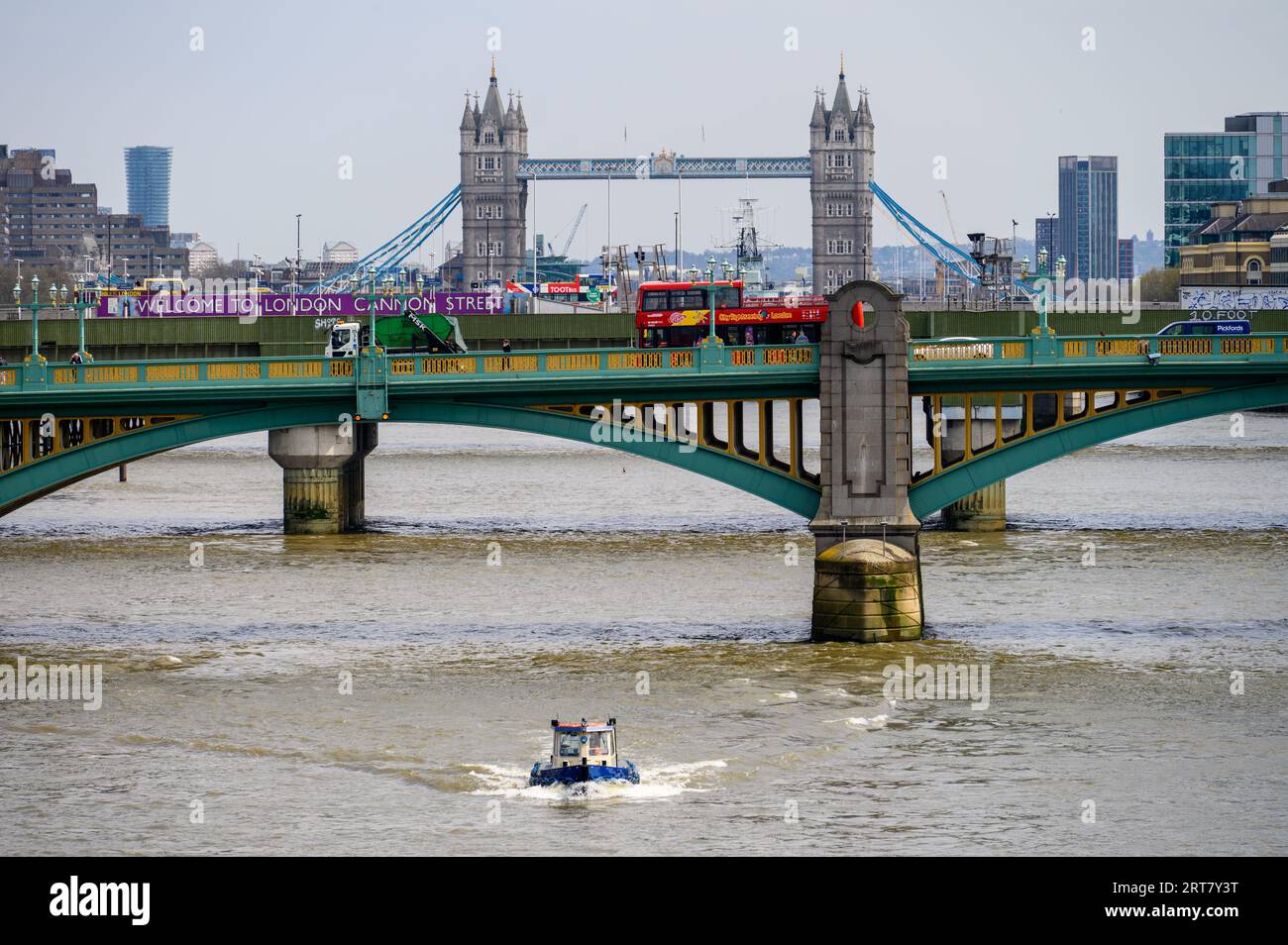 LONDRA - 24 aprile 2023: Esplora i monumenti più rappresentativi di Londra da un autobus scoperto a due piani rosso che attraversa il Southwark Bridge. Foto Stock