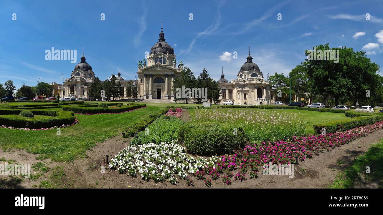 BUDAPEST, UNGHERIA - 19 GIUGNO 2013: Giardino di fronte ai bagni Szechenyi a Budapest Foto Stock