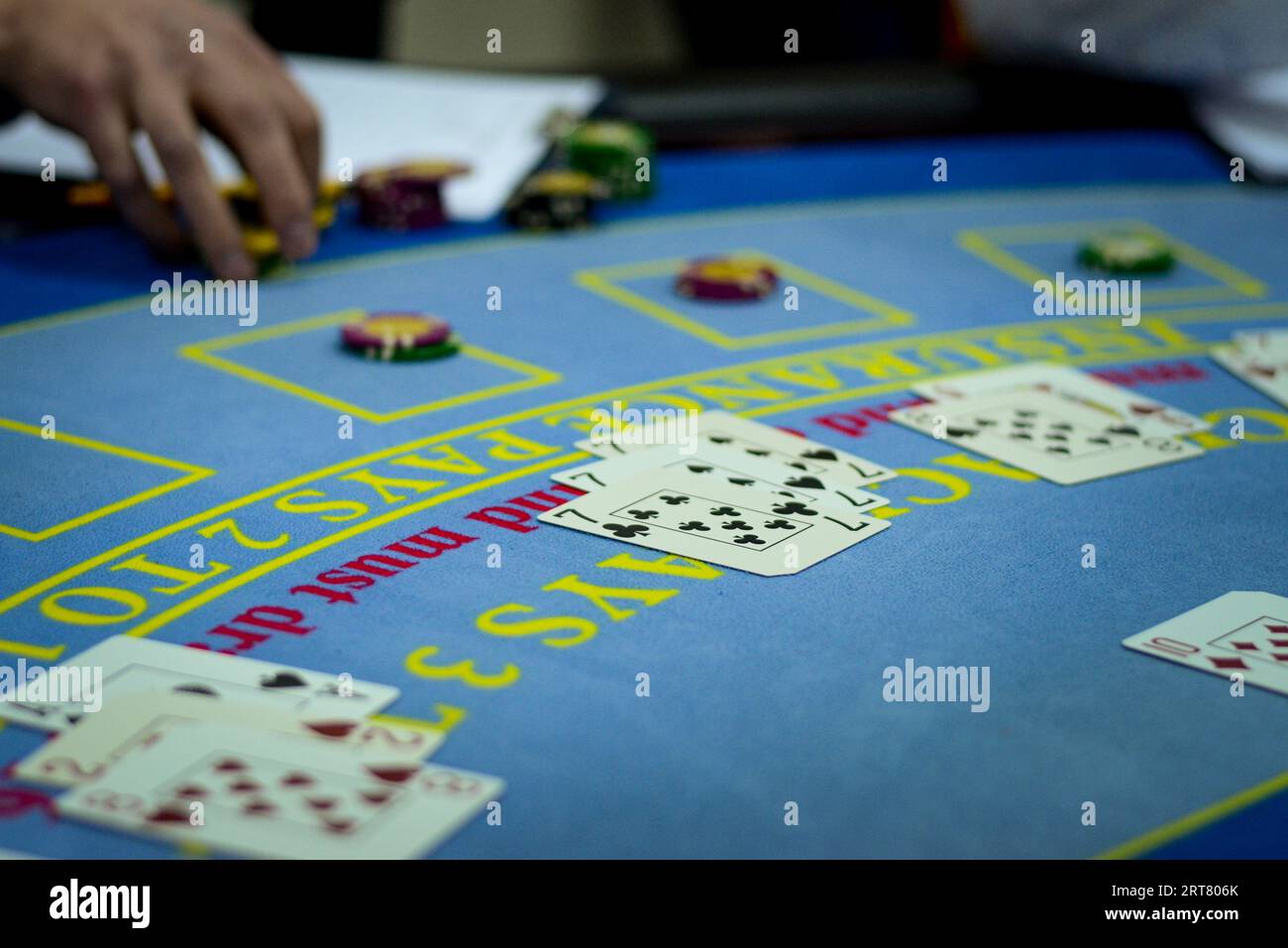 Croupier del casinò alla lezione di allenamento, che spacciano black jack Foto Stock