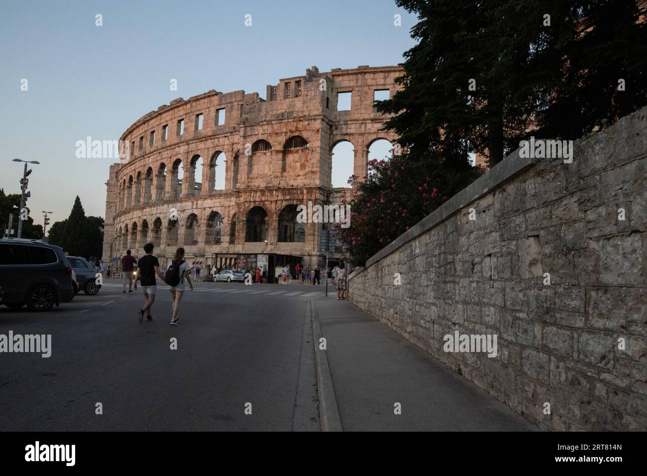 Pola Arena, Anfiteatro di Pola, il suggestivo anfiteatro romano storico di Pola, Croazia, che ospita combattimenti tra i gladiatori durante la stagione turistica. Foto Stock