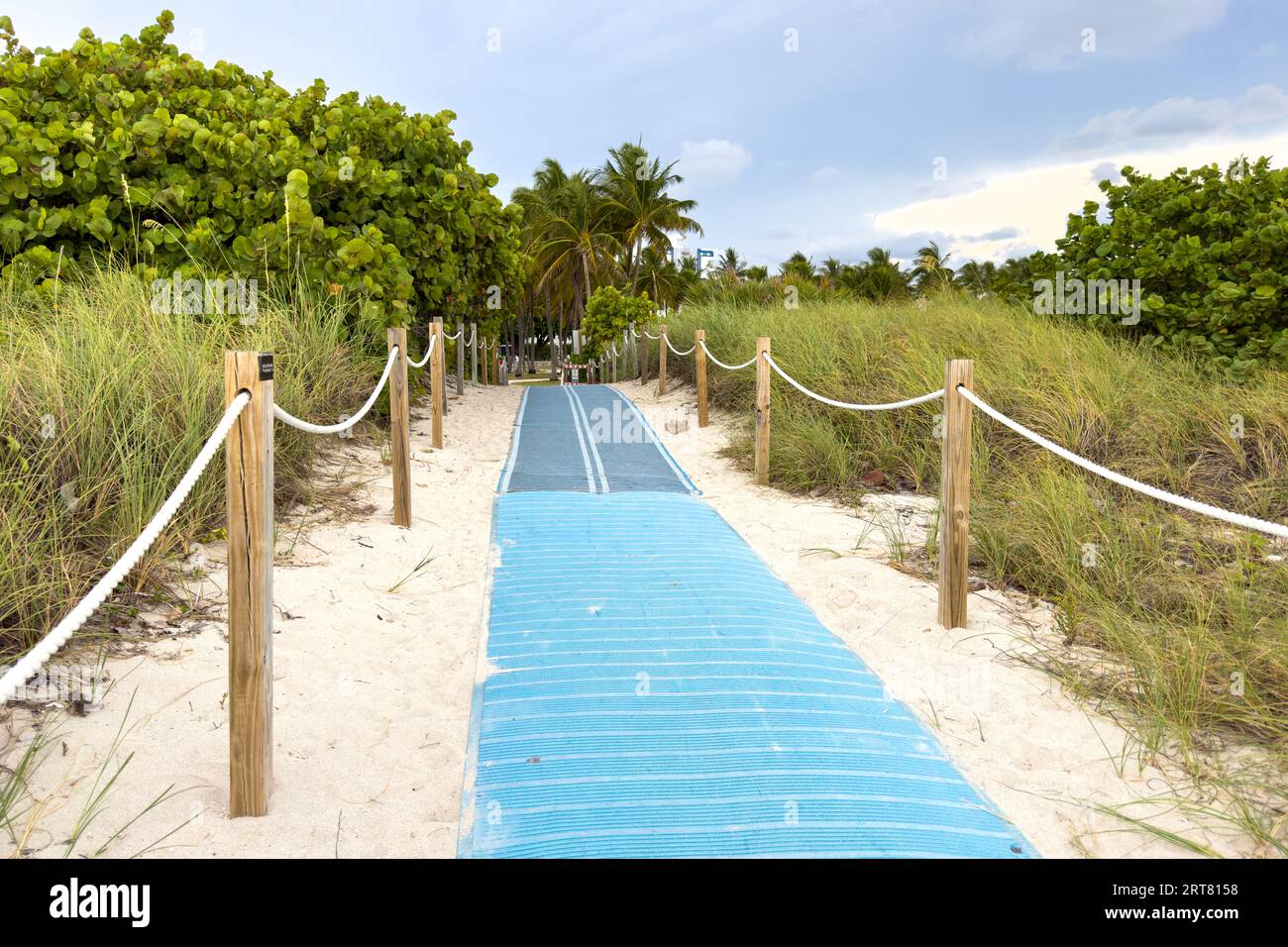 Miami, Florida - 25 agosto 2023: Un tappetino d'accesso conduce all'ingresso della spiaggia. Foto Stock