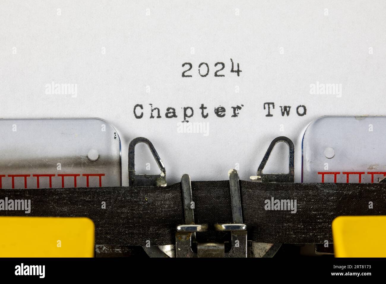 vecchia macchina da scrivere con testo 2024 capitolo due Foto Stock