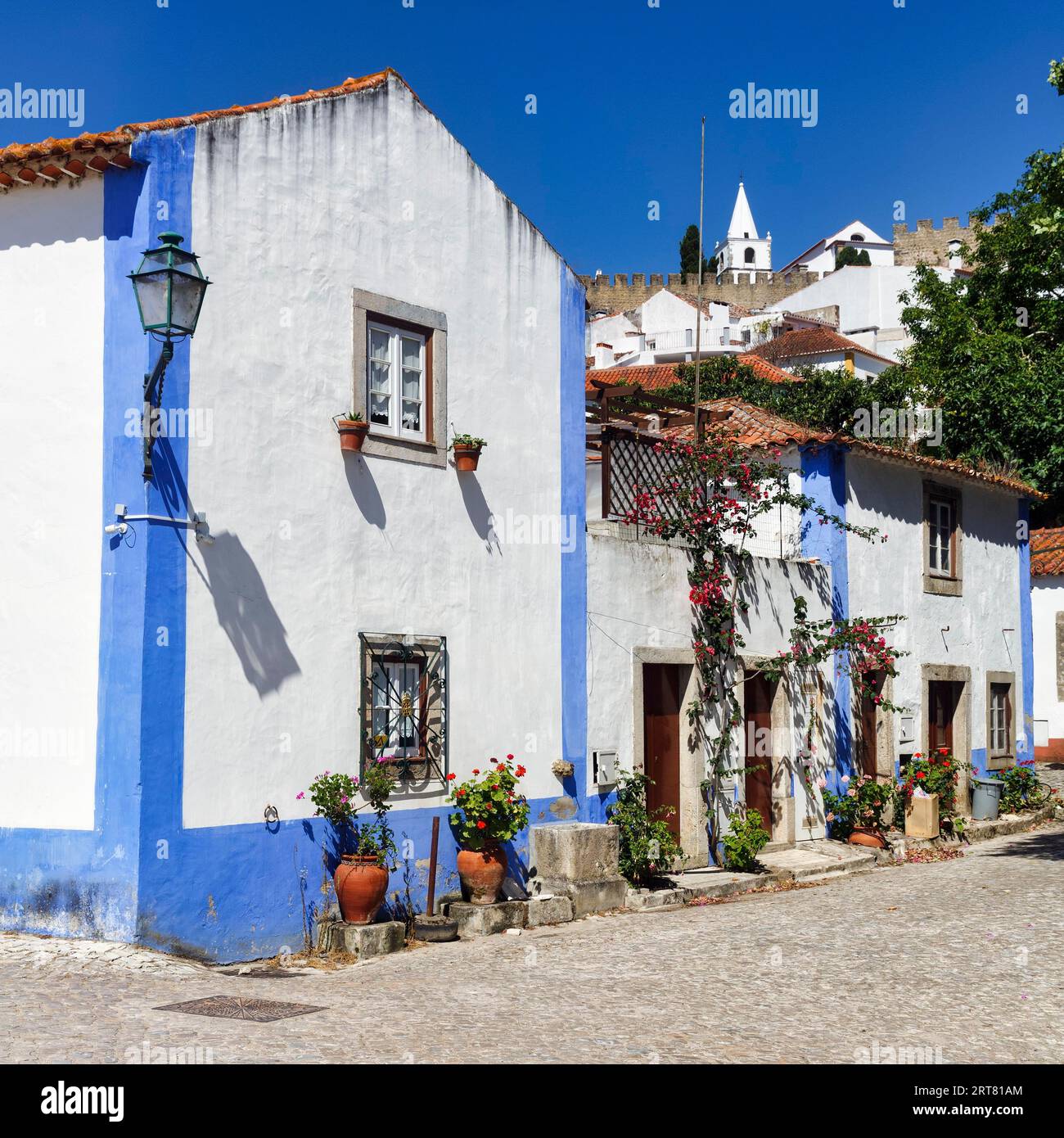 Case tipiche del villaggio medievale, dipinte di blu e bianco, Obidos, Portogallo Foto Stock