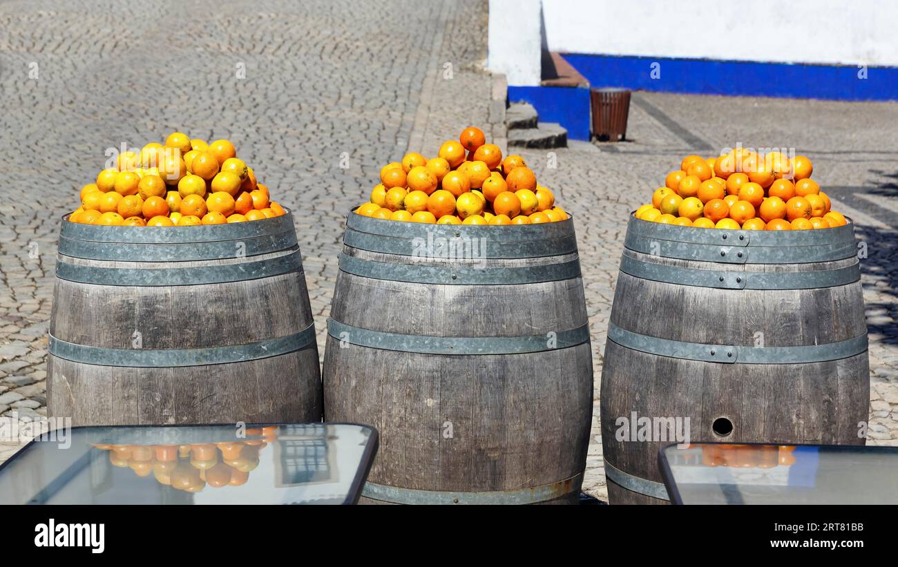 Arance accumulate in botti, decorazioni, Obidos, Portogallo Foto Stock