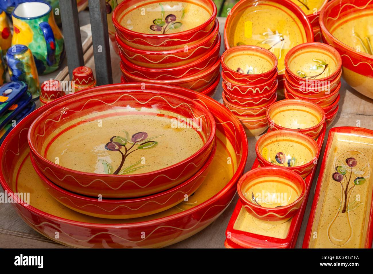 Bancarella di mercato con stoviglie colorate, Maiorca, Isole Baleari, Spagna Foto Stock