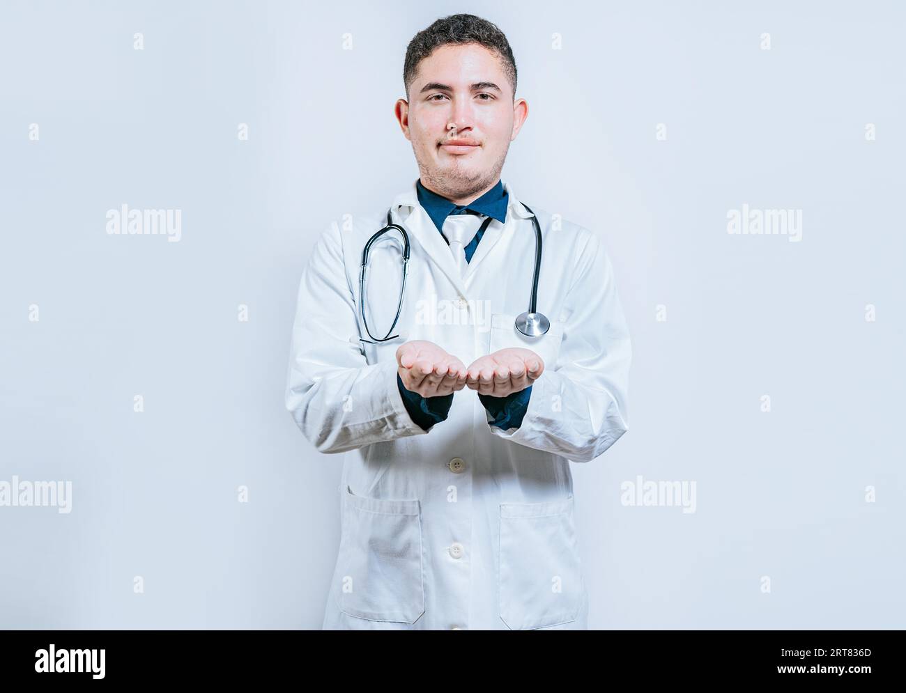 Mani di un giovane medico che presenta qualcosa a mani vuote. Dottore con le mani unite e vuote. Un medico che tiene in mano qualcosa isolato Foto Stock